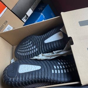 Yeezy 350 V2